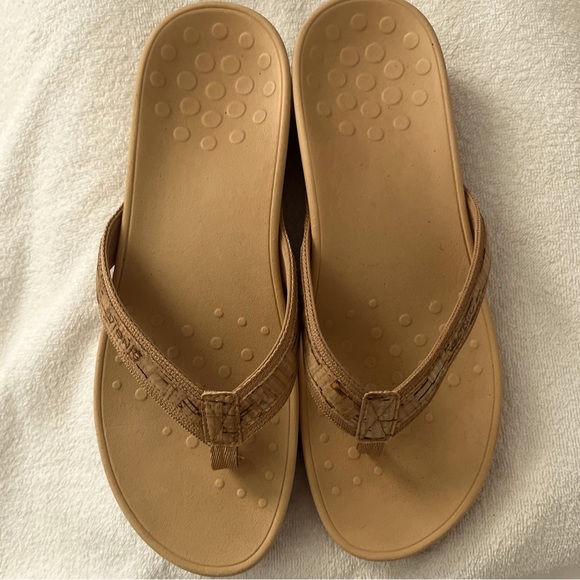 Vionic High Tide Flip Flop Sandals size 11 Beige Podiatrist, Designed NWOT🔥🔥 - Picture 1 of 11
